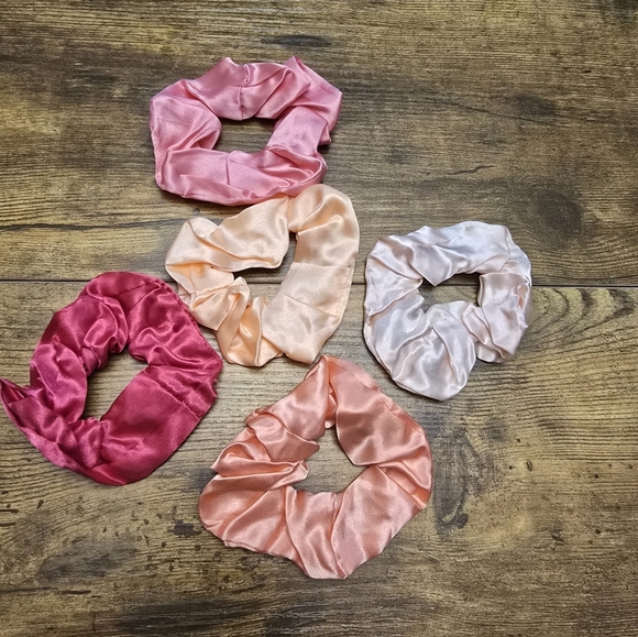 3/$15 New Silk Scrunchies Set of 5 Pink and Peach Tones - Picture 1 of 5